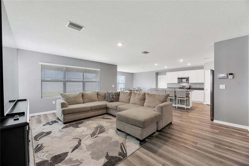 Activo con contrato: $379,900 (4 camas, 3 baños, 2335 Pies cuadrados)