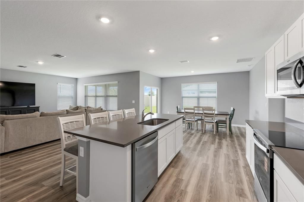 Activo con contrato: $379,900 (4 camas, 3 baños, 2335 Pies cuadrados)