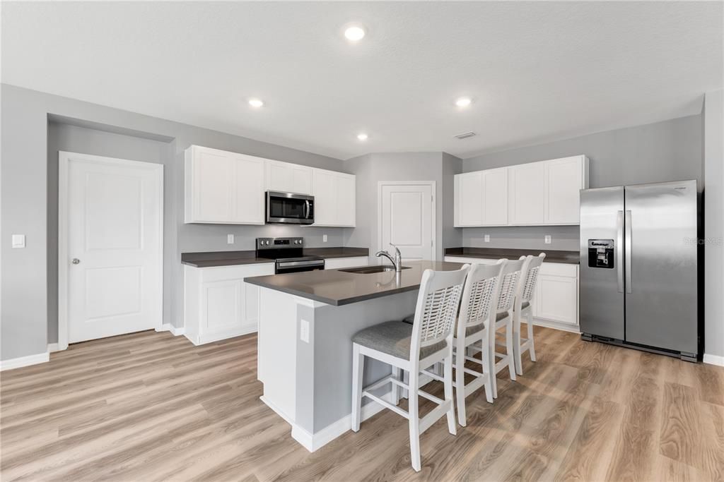 Activo con contrato: $379,900 (4 camas, 3 baños, 2335 Pies cuadrados)