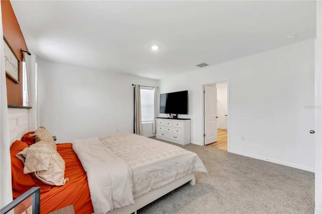 Activo con contrato: $379,900 (4 camas, 3 baños, 2335 Pies cuadrados)