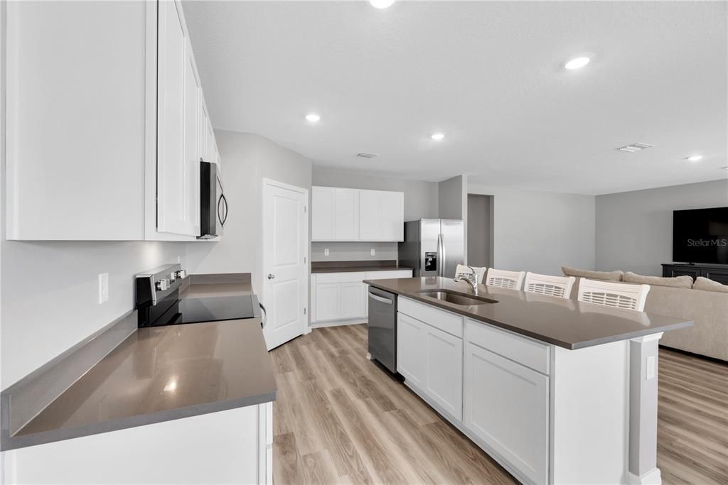 Activo con contrato: $379,900 (4 camas, 3 baños, 2335 Pies cuadrados)
