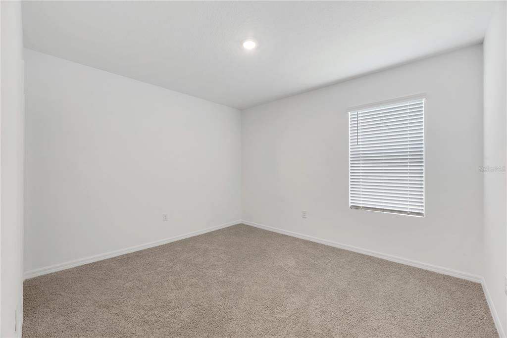 Activo con contrato: $379,900 (4 camas, 3 baños, 2335 Pies cuadrados)