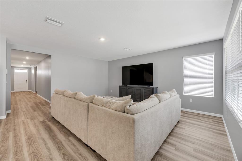 Activo con contrato: $379,900 (4 camas, 3 baños, 2335 Pies cuadrados)