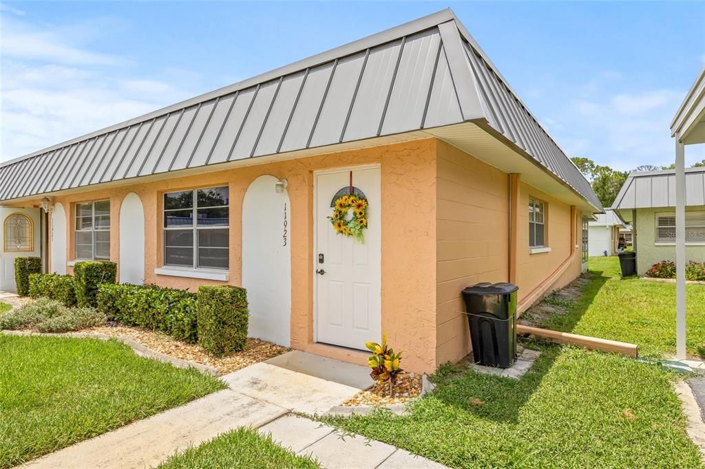 For Sale: $125,000 (1 beds, 1 baths, 779 Square Feet)