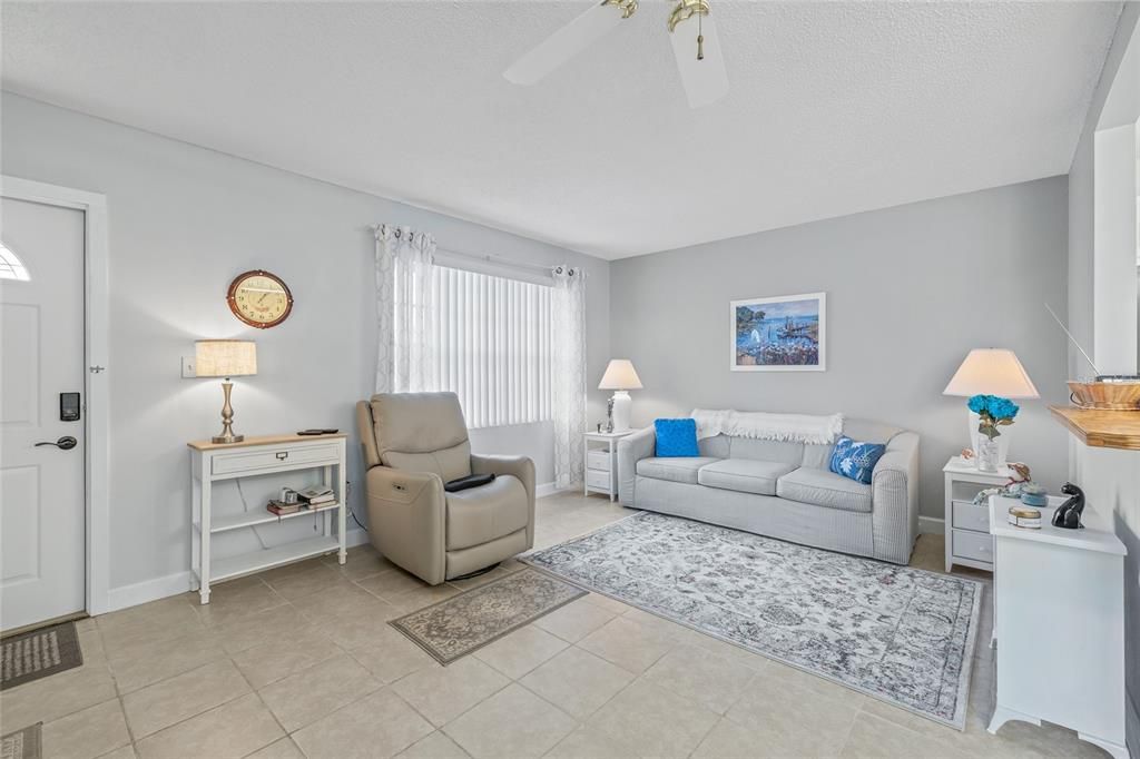 For Sale: $125,000 (1 beds, 1 baths, 779 Square Feet)