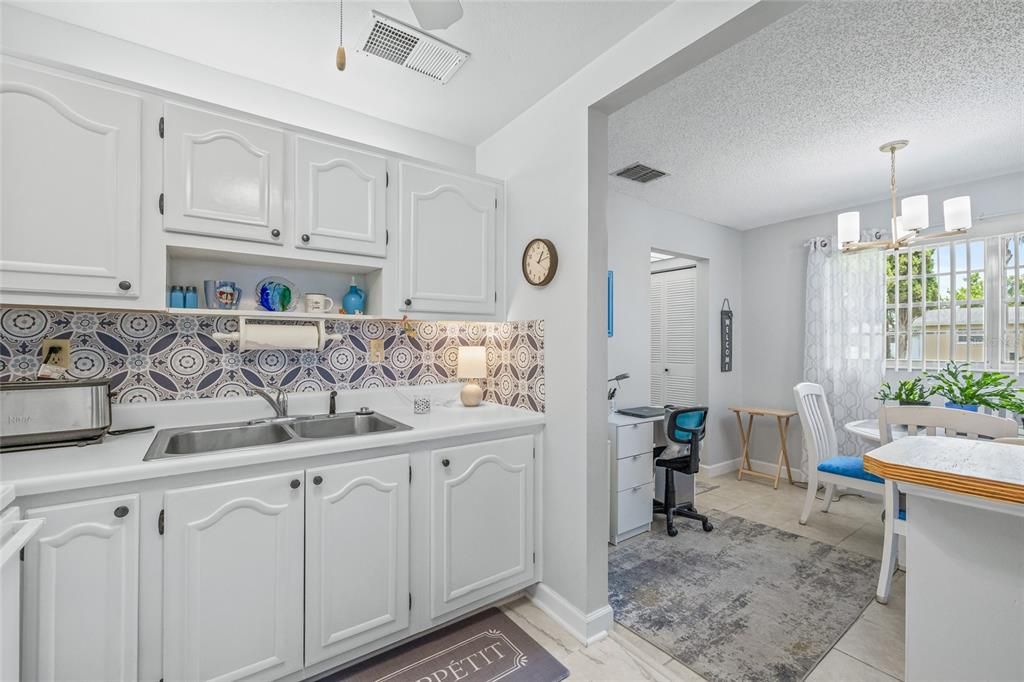 For Sale: $125,000 (1 beds, 1 baths, 779 Square Feet)