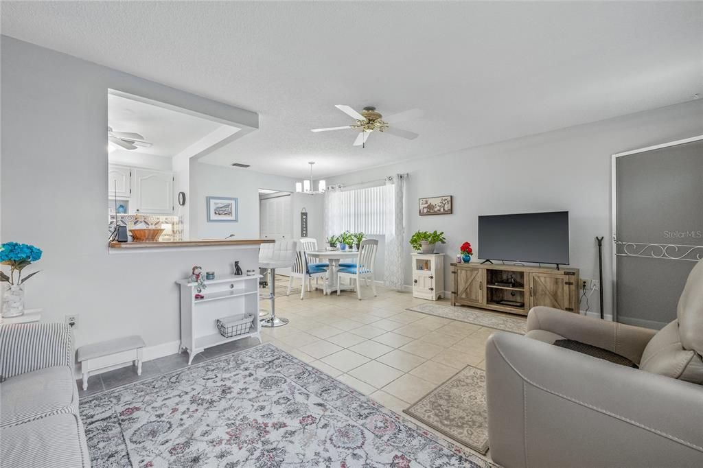 For Sale: $125,000 (1 beds, 1 baths, 779 Square Feet)