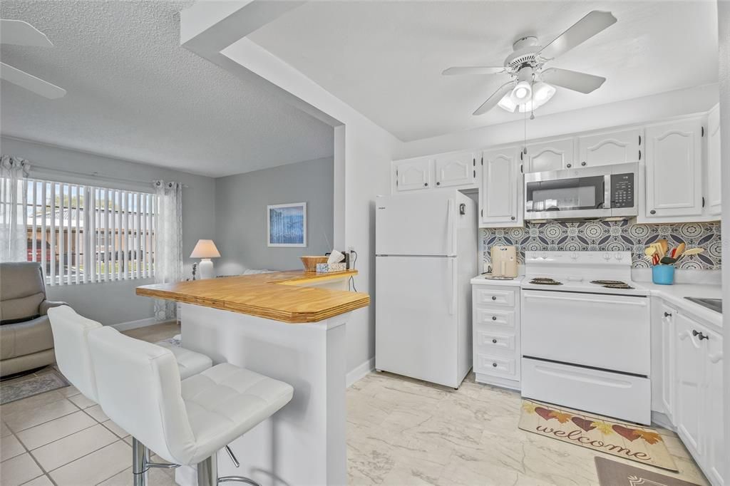 For Sale: $125,000 (1 beds, 1 baths, 779 Square Feet)
