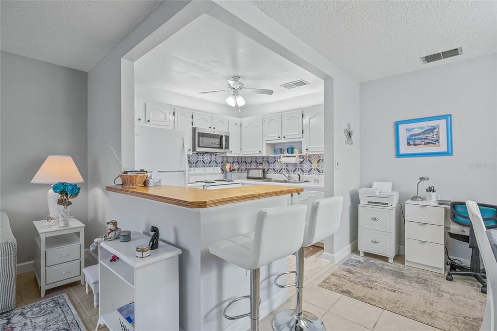 For Sale: $125,000 (1 beds, 1 baths, 779 Square Feet)