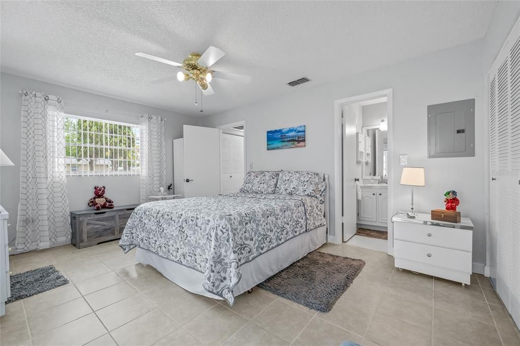 For Sale: $125,000 (1 beds, 1 baths, 779 Square Feet)