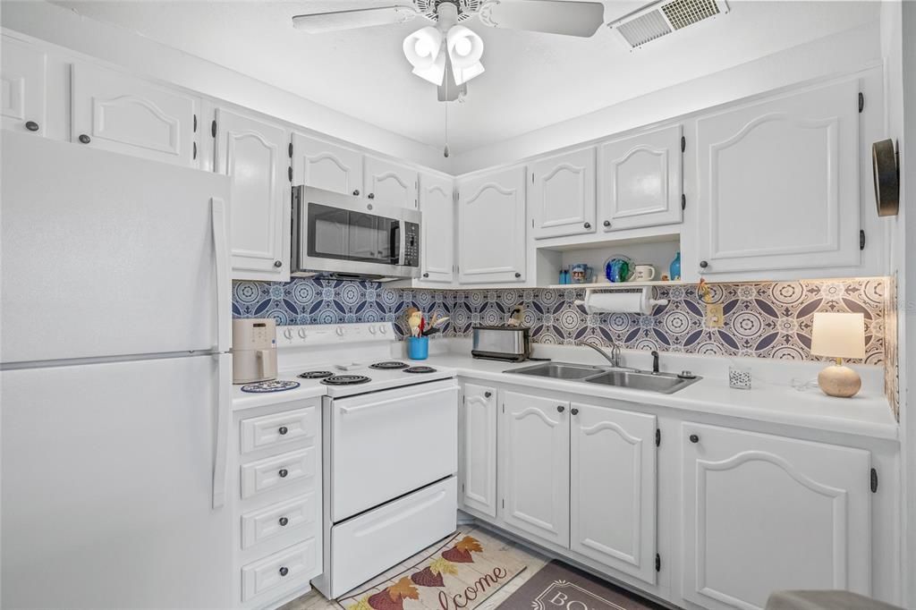 For Sale: $125,000 (1 beds, 1 baths, 779 Square Feet)