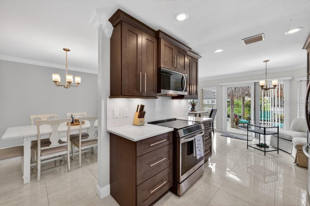 En Venta: $774,999 (4 camas, 3 baños, 2512 Pies cuadrados)