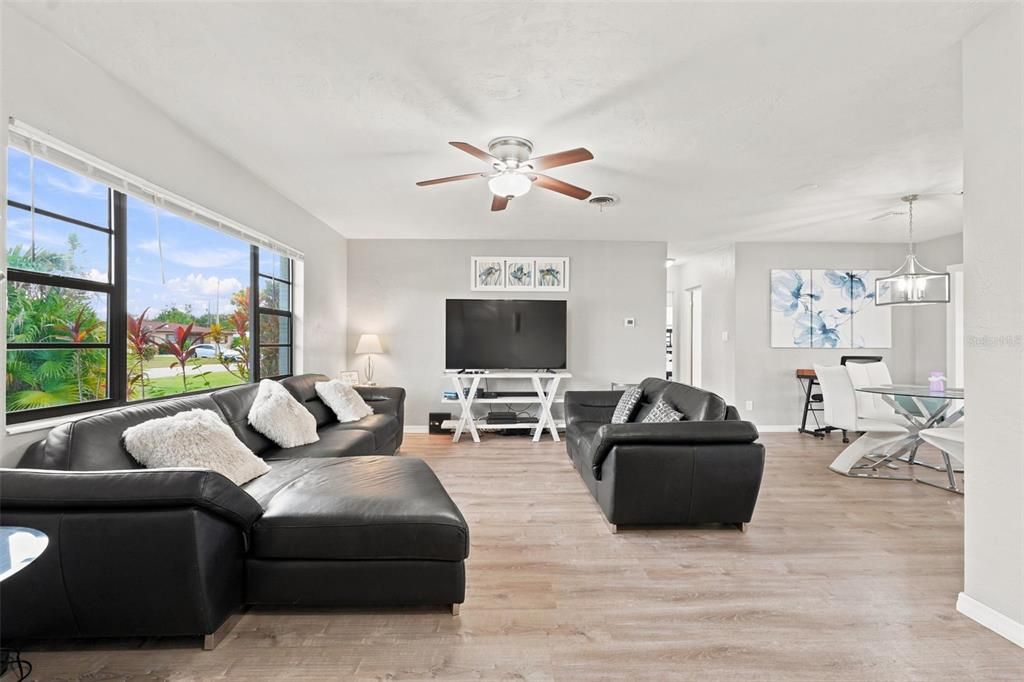 For Sale: $400,000 (2 beds, 1 baths, 1287 Square Feet)