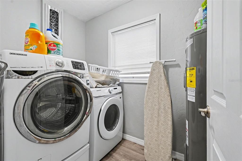 For Sale: $400,000 (2 beds, 1 baths, 1287 Square Feet)