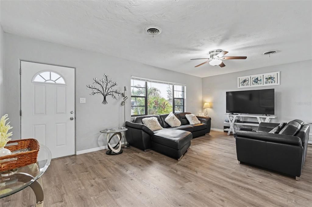 For Sale: $400,000 (2 beds, 1 baths, 1287 Square Feet)