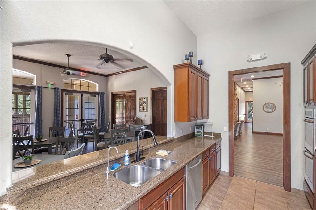 En Venta: $565,000 (5 camas, 3 baños, 3320 Pies cuadrados)