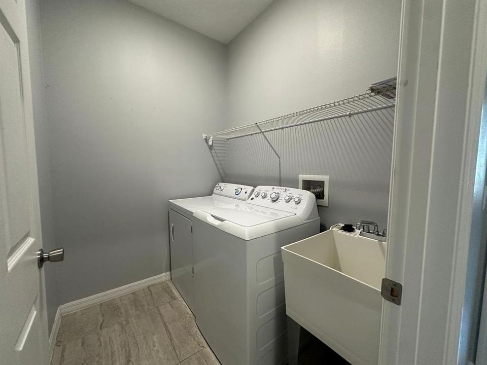 For Rent: $2,300 (4 beds, 2 baths, 1827 Square Feet)
