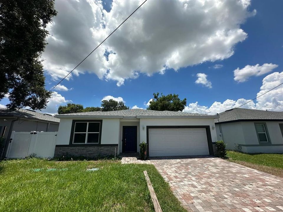For Rent: $2,300 (4 beds, 2 baths, 1827 Square Feet)
