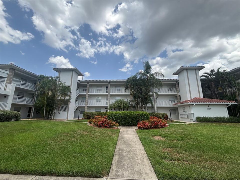 For Rent: $1,900 (2 beds, 2 baths, 1042 Square Feet)
