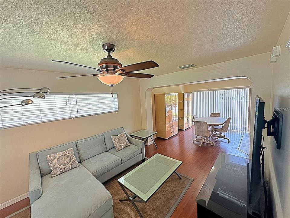 For Rent: $2,100 (2 beds, 1 baths, 1271 Square Feet)