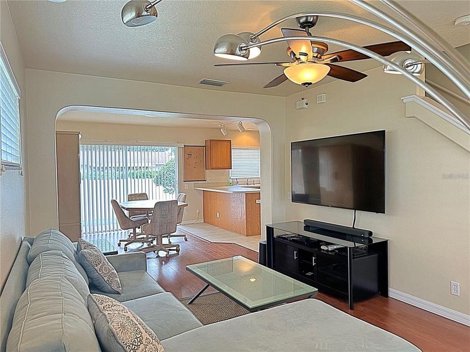 For Rent: $2,100 (2 beds, 1 baths, 1271 Square Feet)