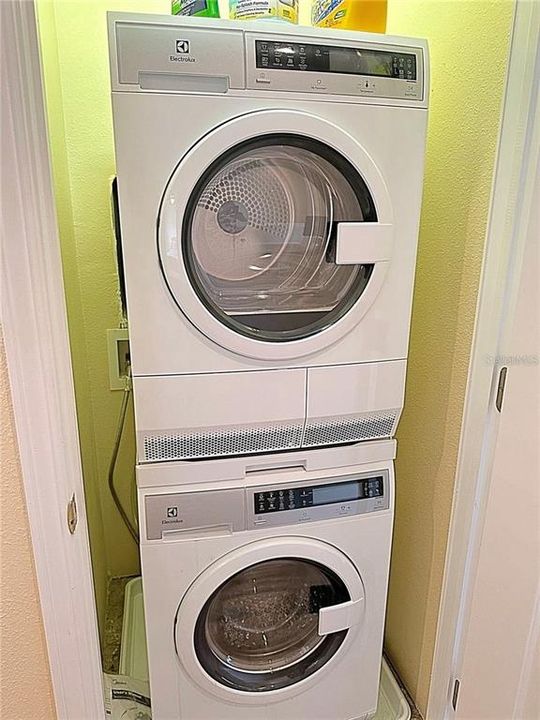 For Rent: $2,100 (2 beds, 1 baths, 1271 Square Feet)