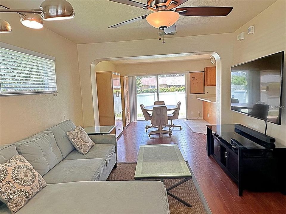 For Rent: $2,100 (2 beds, 1 baths, 1271 Square Feet)
