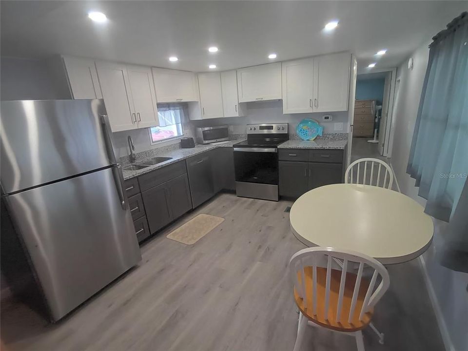 For Sale: $129,000 (2 beds, 2 baths, 720 Square Feet)