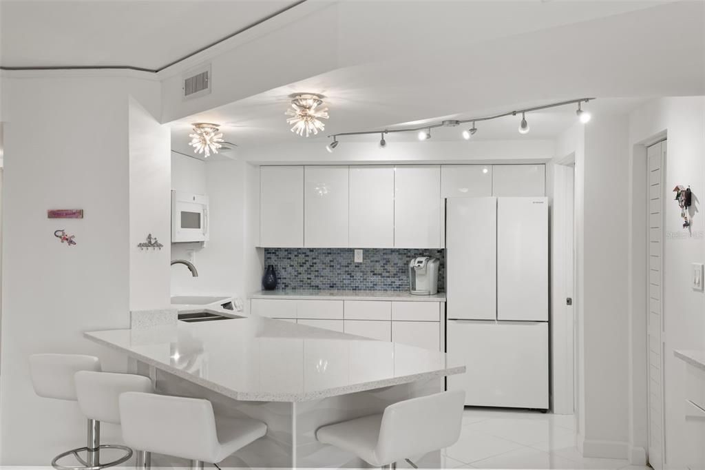 For Sale: $645,000 (2 beds, 2 baths, 1213 Square Feet)