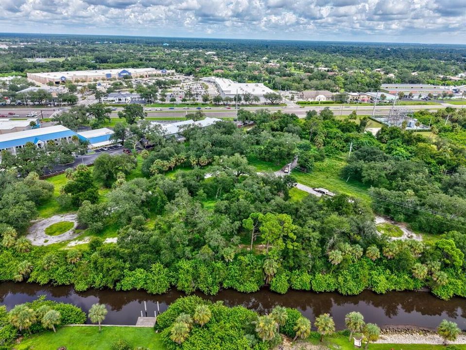 На продажу: $3,850,000 (5.46 acres)