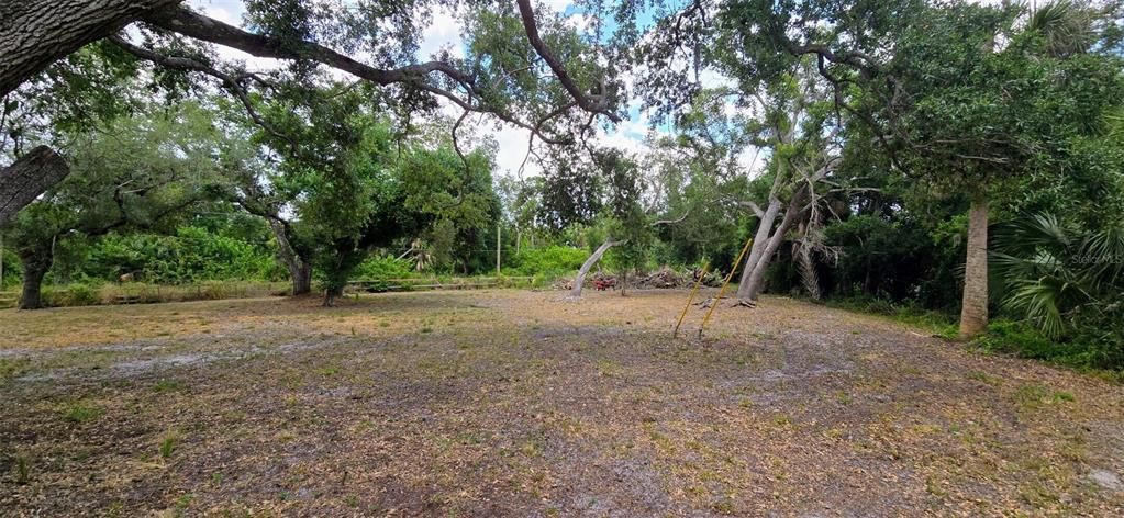 На продажу: $3,850,000 (5.46 acres)