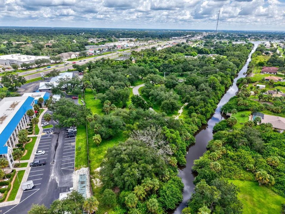На продажу: $3,850,000 (5.46 acres)