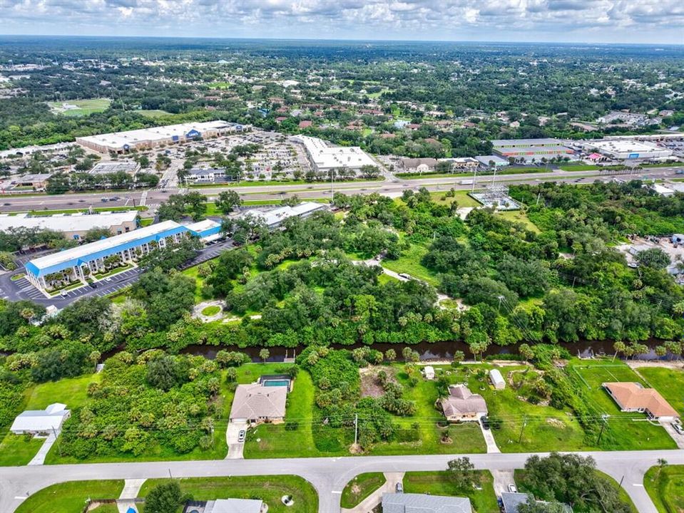 На продажу: $3,850,000 (5.46 acres)