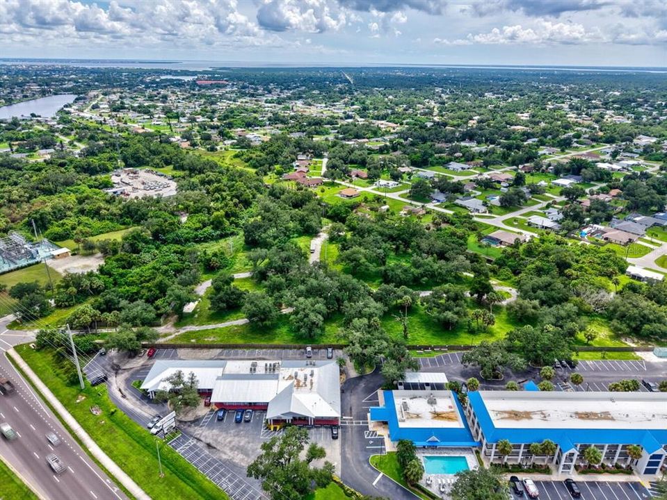 На продажу: $3,850,000 (5.46 acres)