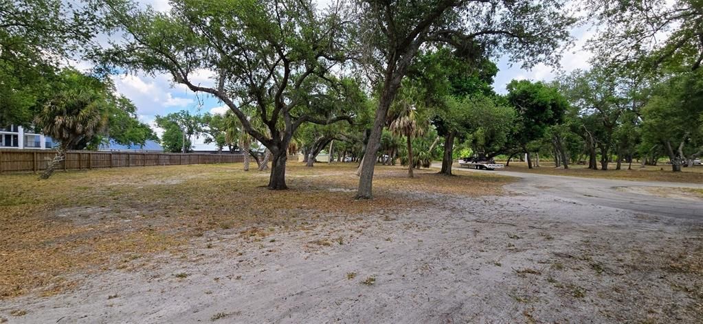 На продажу: $3,850,000 (5.46 acres)