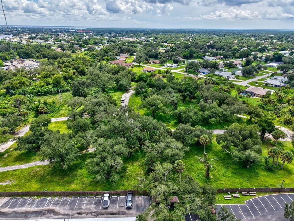 На продажу: $3,850,000 (5.46 acres)