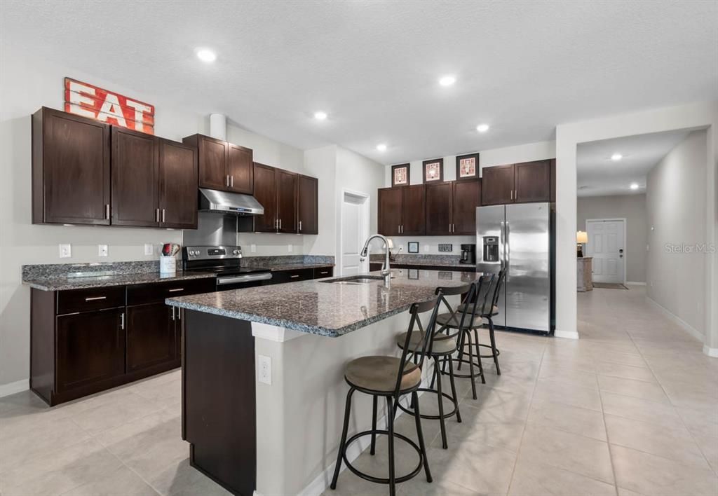 En Venta: $550,000 (4 camas, 3 baños, 2557 Pies cuadrados)