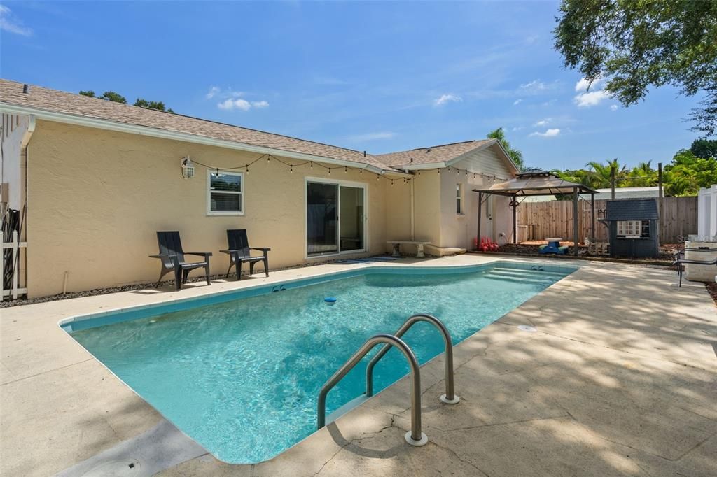 Active With Contract: $429,900 (3 beds, 2 baths, 1242 Square Feet)
