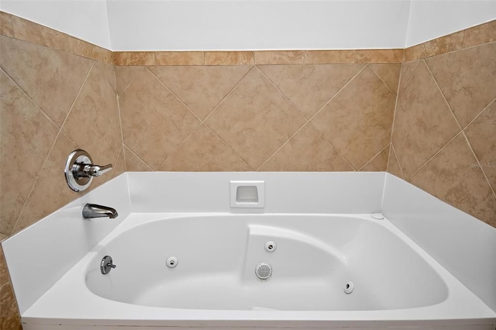 For Rent: $2,300 (3 beds, 2 baths, 2076 Square Feet)