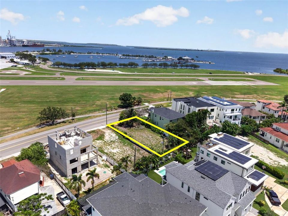 На продажу: $849,000 (0.18 acres)