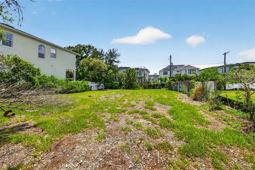 На продажу: $849,000 (0.18 acres)