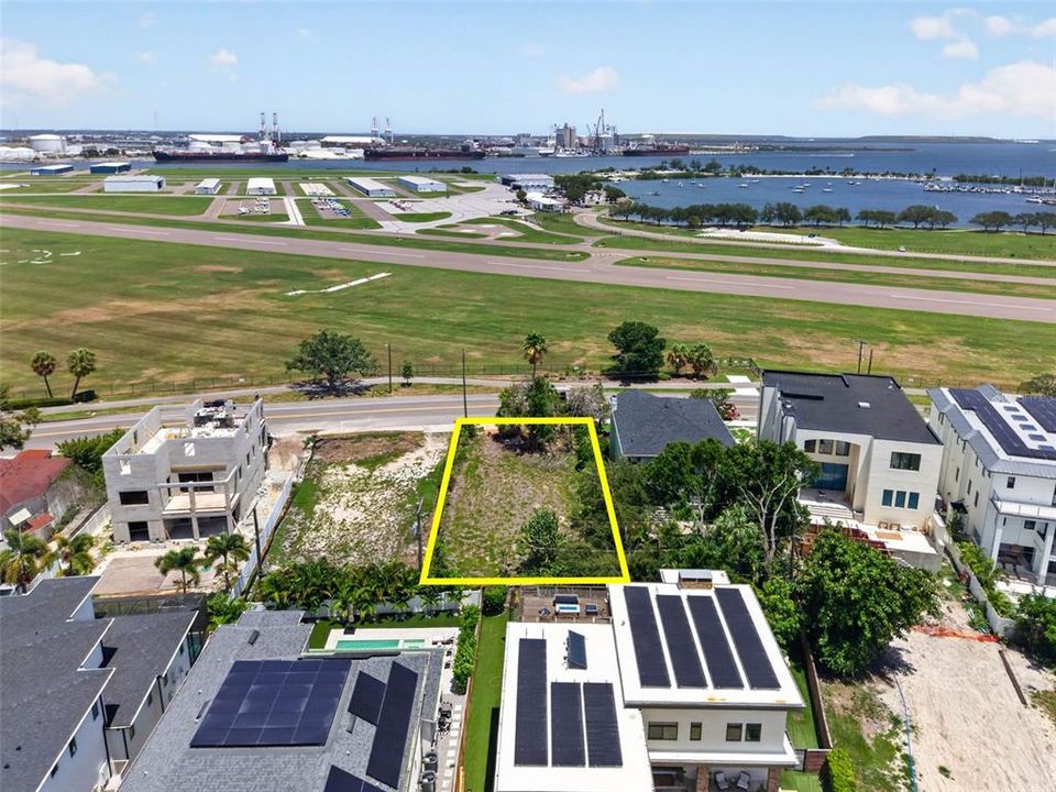 На продажу: $849,000 (0.18 acres)
