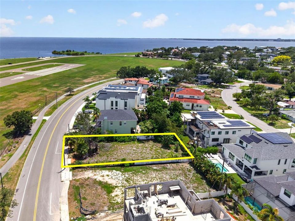 На продажу: $849,000 (0.18 acres)