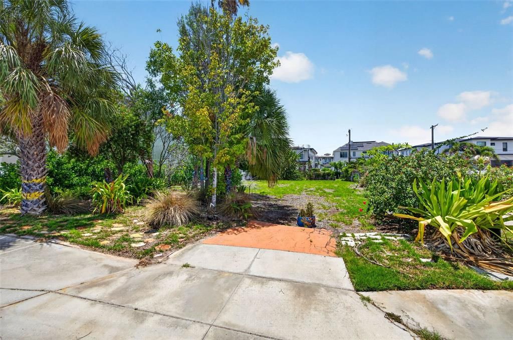 На продажу: $849,000 (0.18 acres)