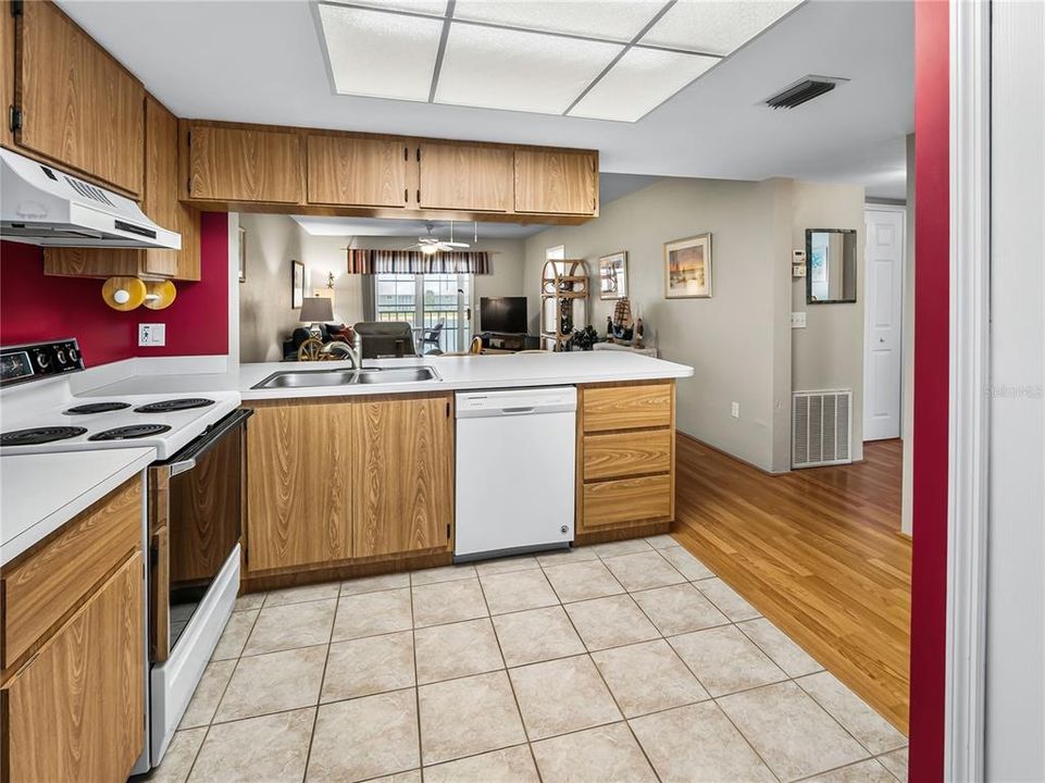 На продажу: $129,900 (2 спален, 2 ванн, 1044 Квадратных фут)