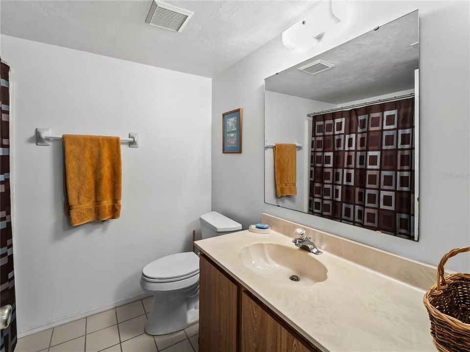 На продажу: $129,900 (2 спален, 2 ванн, 1044 Квадратных фут)
