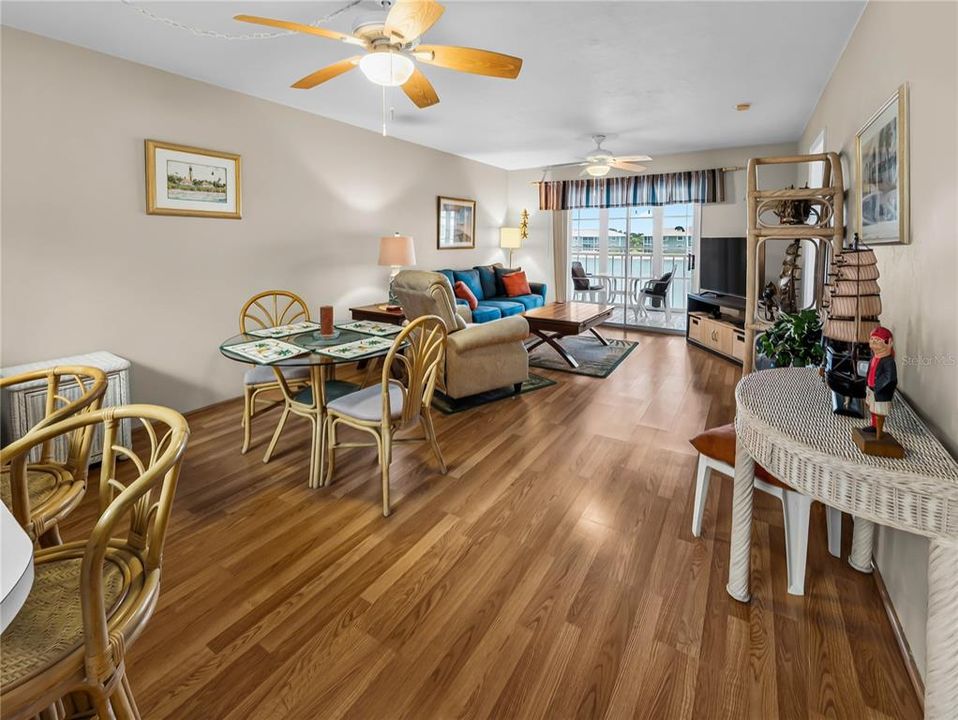 На продажу: $129,900 (2 спален, 2 ванн, 1044 Квадратных фут)