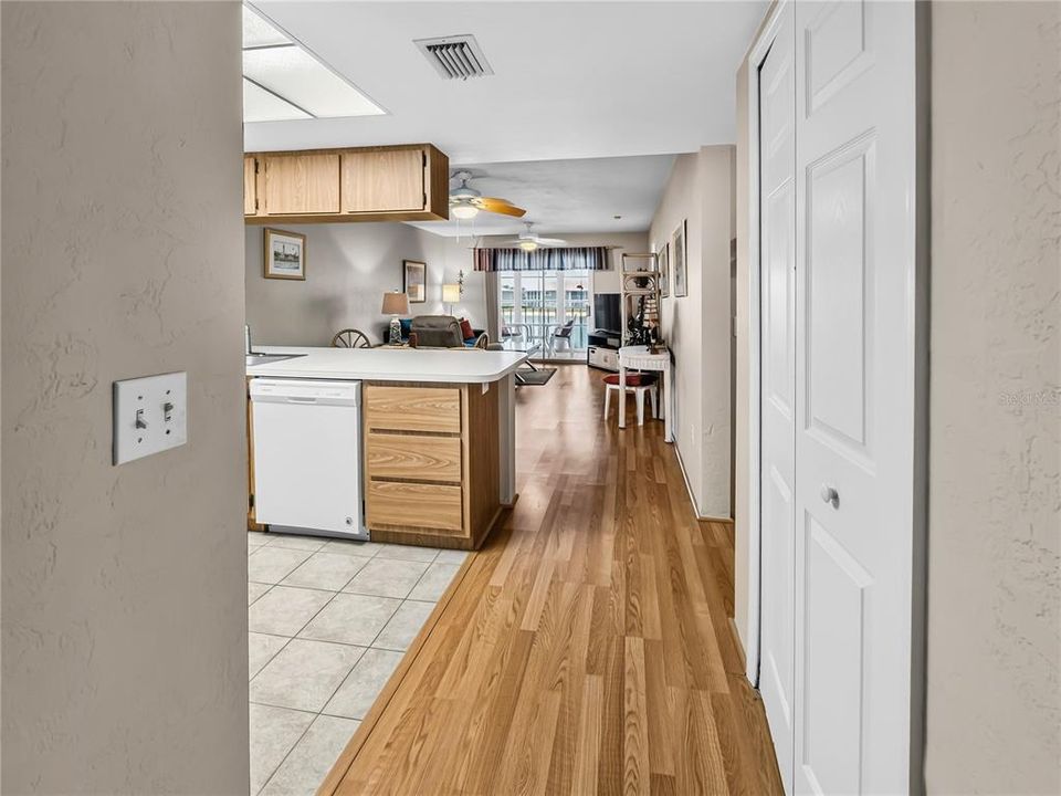 На продажу: $129,900 (2 спален, 2 ванн, 1044 Квадратных фут)