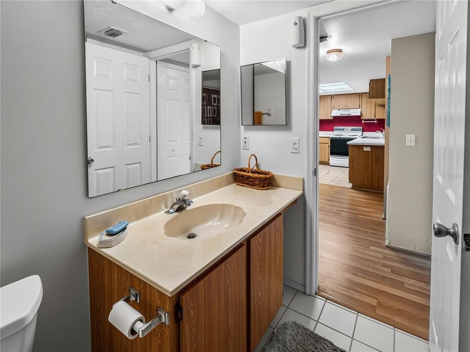 На продажу: $129,900 (2 спален, 2 ванн, 1044 Квадратных фут)