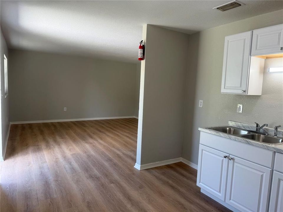 For Rent: $1,800 (2 beds, 1 baths, 900 Square Feet)